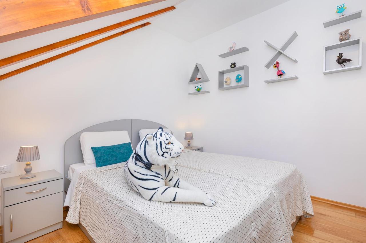 Apartment Domino